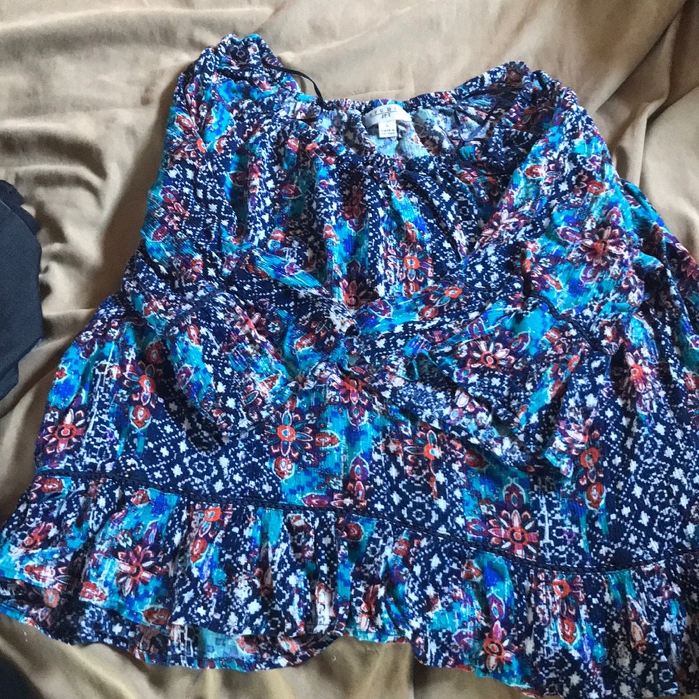Patterned top with tulip sleeves